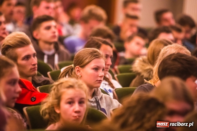 Zdjęcie w galerii na portalu naszraciborz.pl: Uczniowie raciborskich szkół wyruszyli w podróż po świecie. Rozpoczęła się XV edycja Festiwalu Podróżniczego Wiatraki wiadomości z regionu