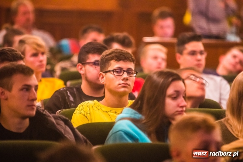 Zdjęcie w galerii na portalu naszraciborz.pl: Uczniowie raciborskich szkół wyruszyli w podróż po świecie. Rozpoczęła się XV edycja Festiwalu Podróżniczego Wiatraki wiadomości z regionu