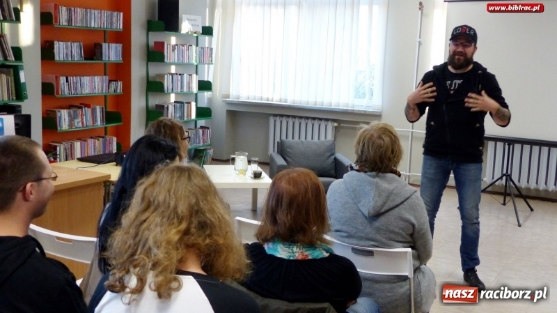 Zdjęcie w galerii na portalu naszraciborz.pl: Jakub Ćwiek gościł w raciborskiej bibliotece wiadomości z regionu