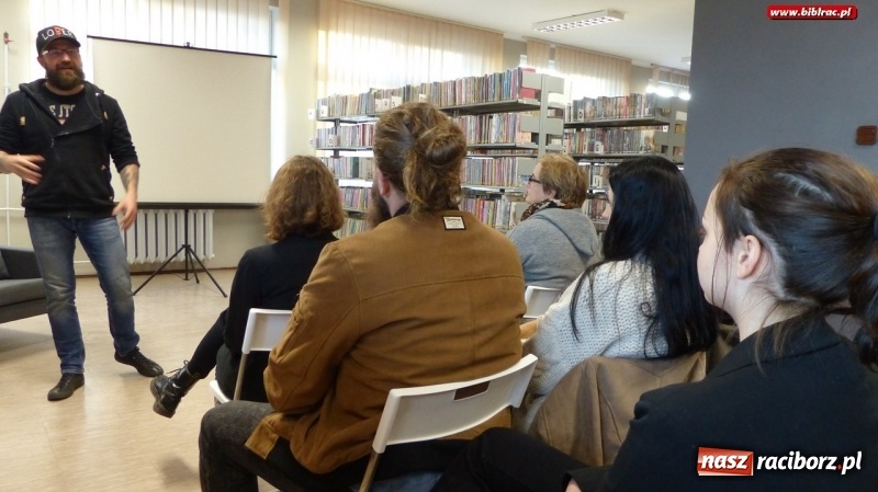 Zdjęcie w galerii na portalu naszraciborz.pl: Jakub Ćwiek gościł w raciborskiej bibliotece wiadomości z regionu