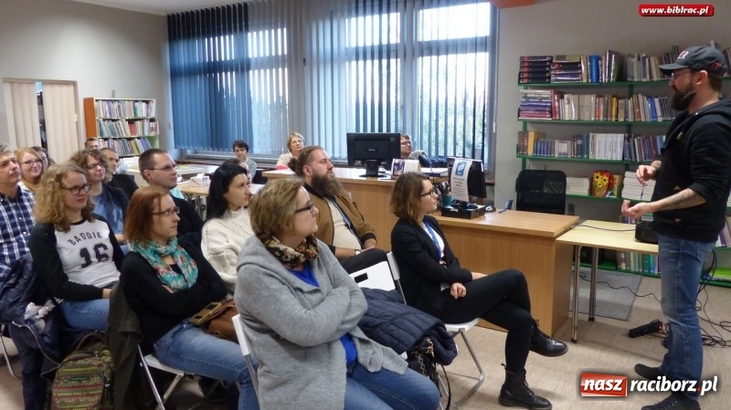 Zdjęcie w galerii na portalu naszraciborz.pl: Jakub Ćwiek gościł w raciborskiej bibliotece wiadomości z regionu