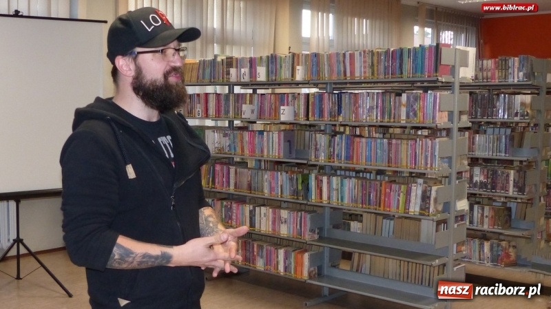 Zdjęcie w galerii na portalu naszraciborz.pl: Jakub Ćwiek gościł w raciborskiej bibliotece wiadomości z regionu