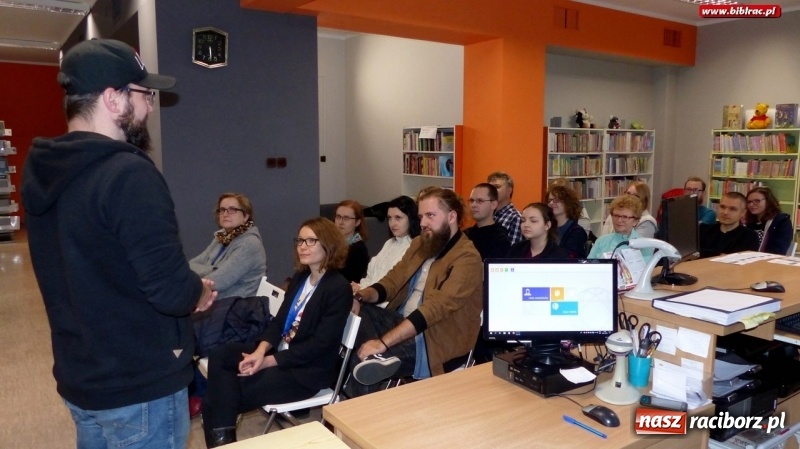 Zdjęcie w galerii na portalu naszraciborz.pl: Jakub Ćwiek gościł w raciborskiej bibliotece wiadomości z regionu