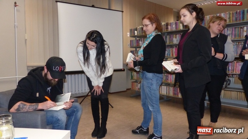 Zdjęcie w galerii na portalu naszraciborz.pl: Jakub Ćwiek gościł w raciborskiej bibliotece wiadomości z regionu