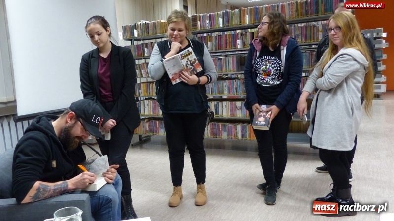 Zdjęcie w galerii na portalu naszraciborz.pl: Jakub Ćwiek gościł w raciborskiej bibliotece wiadomości z regionu