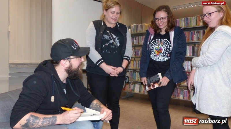 Zdjęcie w galerii na portalu naszraciborz.pl: Jakub Ćwiek gościł w raciborskiej bibliotece wiadomości z regionu