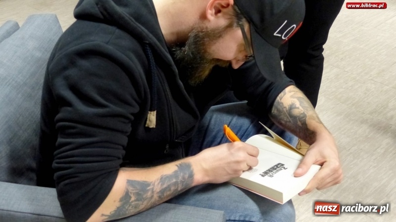 Zdjęcie w galerii na portalu naszraciborz.pl: Jakub Ćwiek gościł w raciborskiej bibliotece wiadomości z regionu