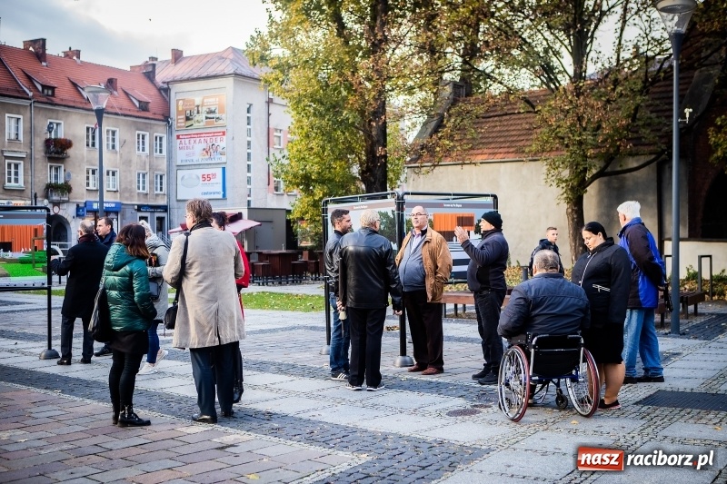 Zdjęcie w galerii na portalu naszraciborz.pl: O pralni, parkingu i kawiarence, czyli spotkanie Mirosława Lenka z mieszkańcami  wiadomości z regionu