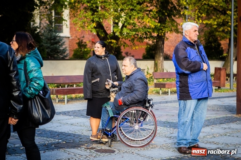 Zdjęcie w galerii na portalu naszraciborz.pl: O pralni, parkingu i kawiarence, czyli spotkanie Mirosława Lenka z mieszkańcami  wiadomości z regionu