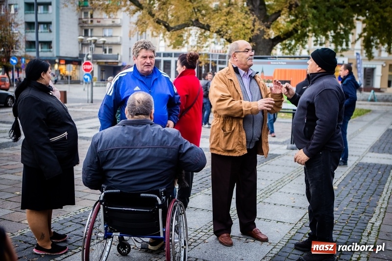Zdjęcie w galerii na portalu naszraciborz.pl: O pralni, parkingu i kawiarence, czyli spotkanie Mirosława Lenka z mieszkańcami  wiadomości z regionu