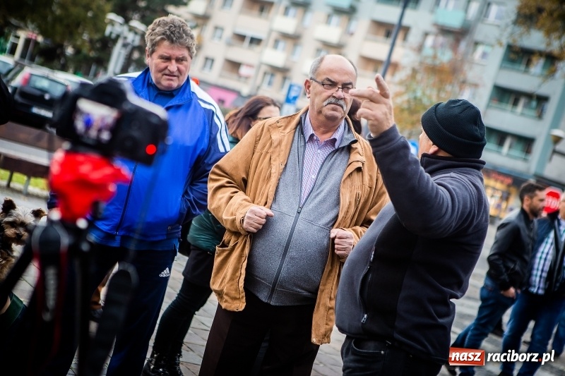 Zdjęcie w galerii na portalu naszraciborz.pl: O pralni, parkingu i kawiarence, czyli spotkanie Mirosława Lenka z mieszkańcami  wiadomości z regionu
