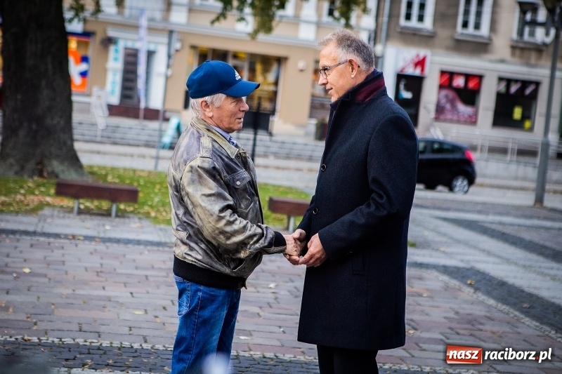Zdjęcie w galerii na portalu naszraciborz.pl: O pralni, parkingu i kawiarence, czyli spotkanie Mirosława Lenka z mieszkańcami  wiadomości z regionu