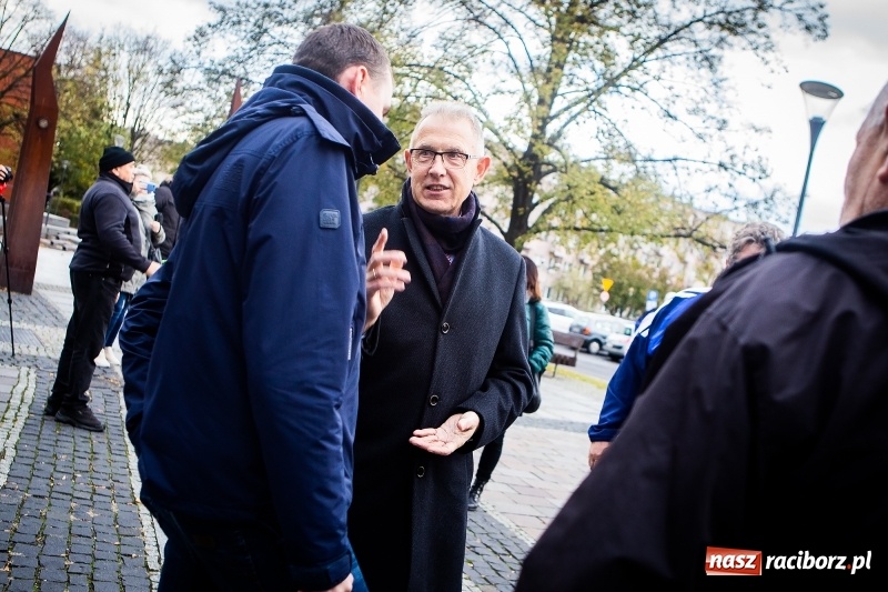 Zdjęcie w galerii na portalu naszraciborz.pl: O pralni, parkingu i kawiarence, czyli spotkanie Mirosława Lenka z mieszkańcami  wiadomości z regionu