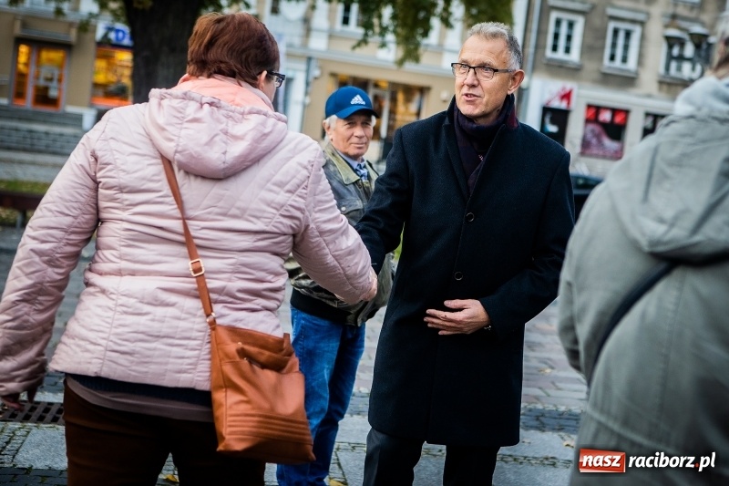 Zdjęcie w galerii na portalu naszraciborz.pl: O pralni, parkingu i kawiarence, czyli spotkanie Mirosława Lenka z mieszkańcami  wiadomości z regionu