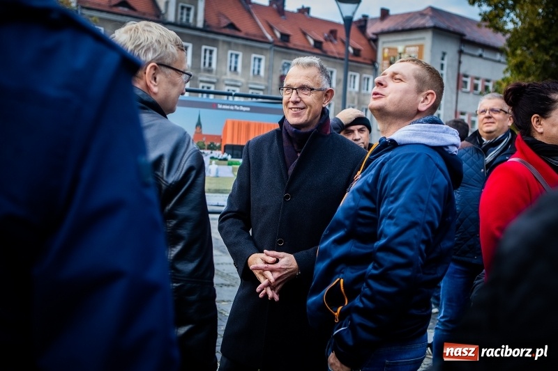Zdjęcie w galerii na portalu naszraciborz.pl: O pralni, parkingu i kawiarence, czyli spotkanie Mirosława Lenka z mieszkańcami  wiadomości z regionu