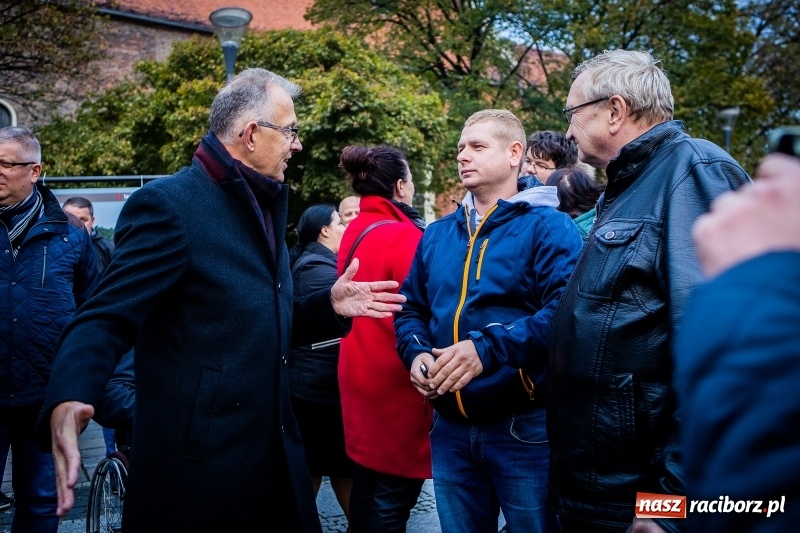 Zdjęcie w galerii na portalu naszraciborz.pl: O pralni, parkingu i kawiarence, czyli spotkanie Mirosława Lenka z mieszkańcami  wiadomości z regionu