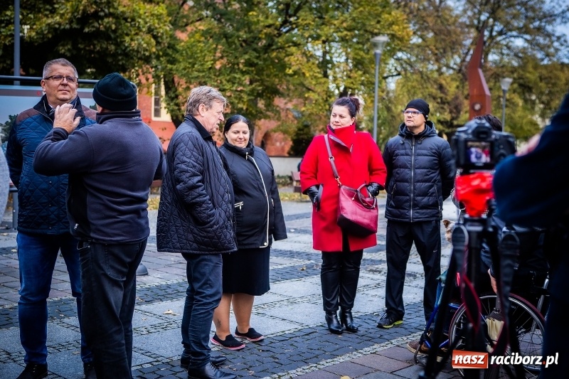 Zdjęcie w galerii na portalu naszraciborz.pl: O pralni, parkingu i kawiarence, czyli spotkanie Mirosława Lenka z mieszkańcami  wiadomości z regionu
