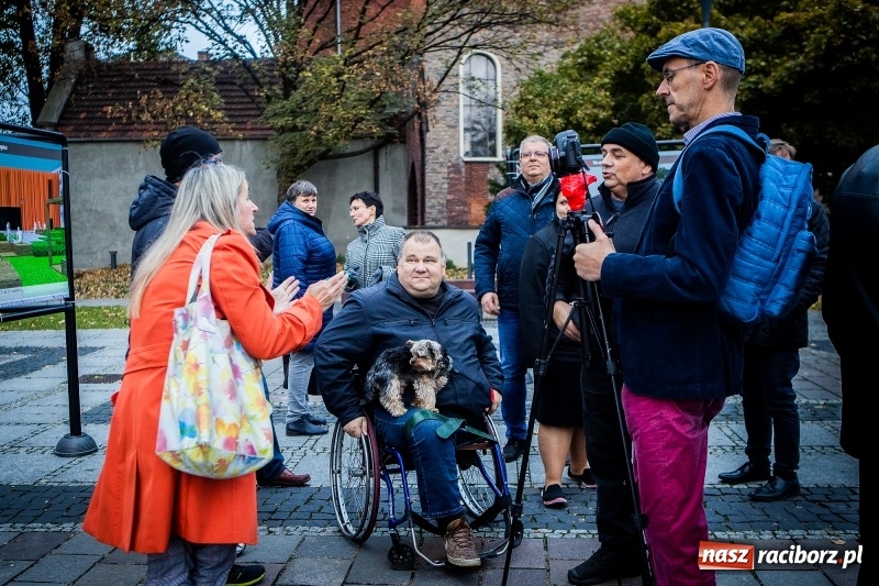 Zdjęcie w galerii na portalu naszraciborz.pl: O pralni, parkingu i kawiarence, czyli spotkanie Mirosława Lenka z mieszkańcami  wiadomości z regionu