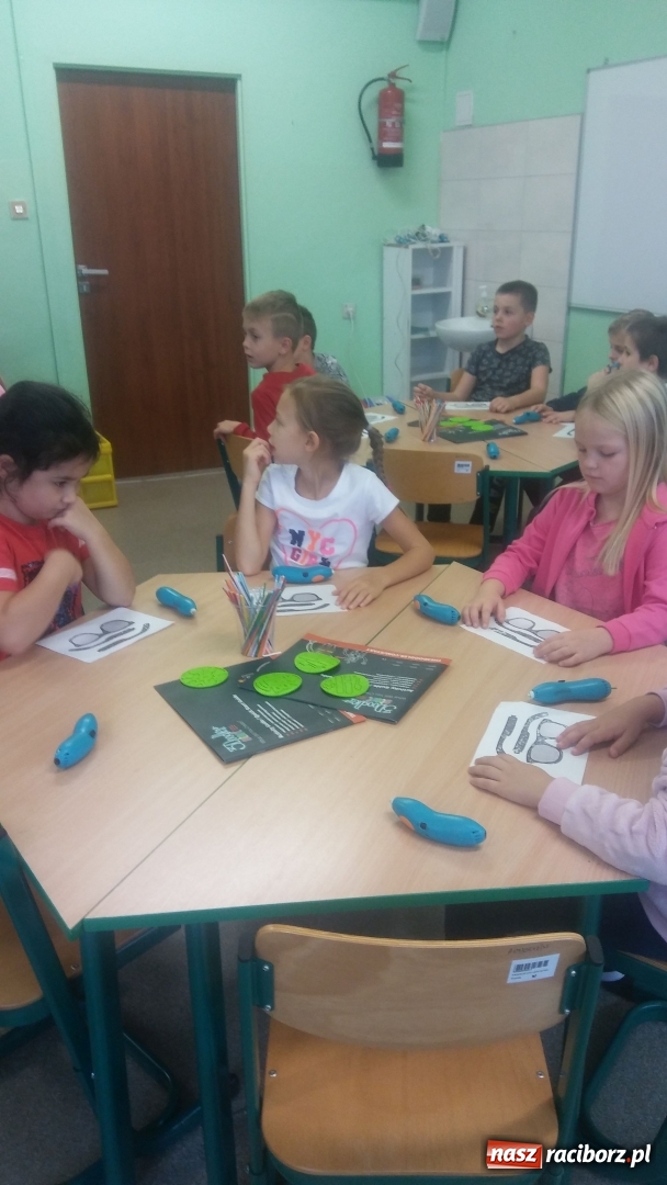 Zdjęcie w galerii na portalu naszraciborz.pl: Uczniowie SP 15 drukowali w 3D wiadomości z regionu