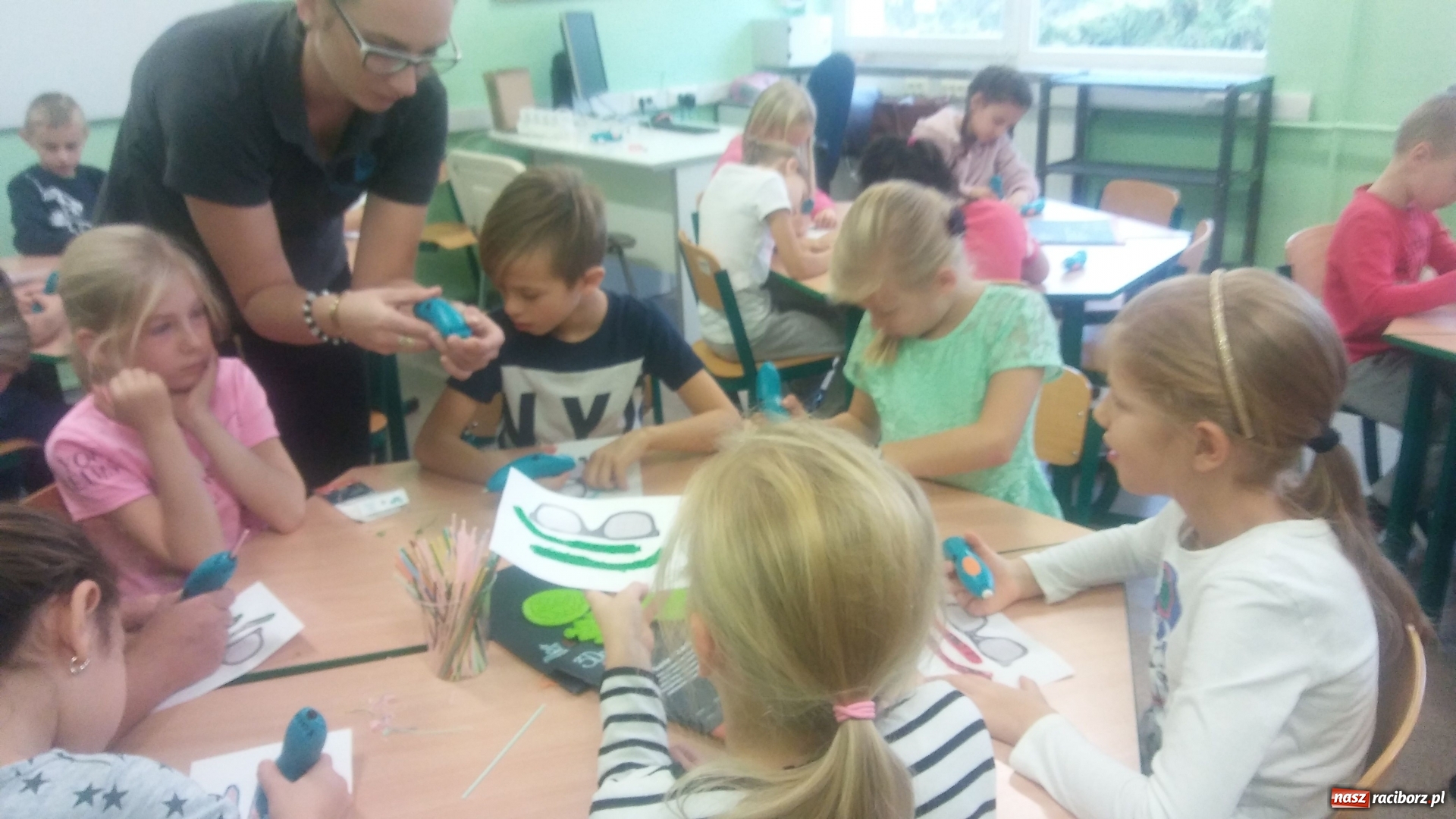 Zdjęcie w galerii na portalu naszraciborz.pl: Uczniowie SP 15 drukowali w 3D wiadomości z regionu