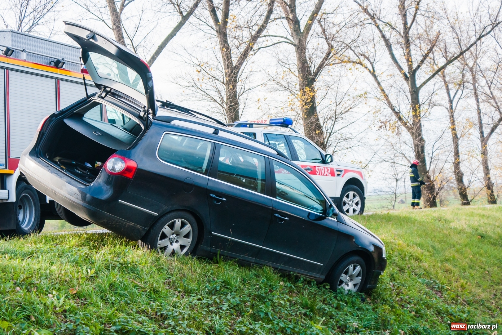 Zdjęcie w galerii na portalu naszraciborz.pl: O krok od tragedii. Brawura kierowcy golfa na trasie Racibórz-Pietrowice Wielkie wiadomości z regionu