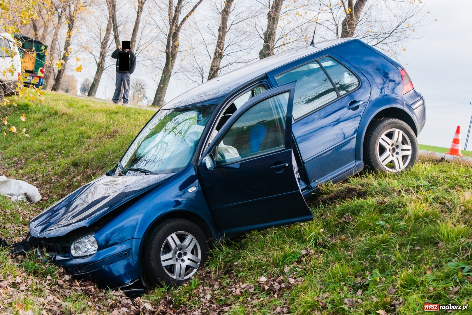 Zdjęcie w galerii na portalu naszraciborz.pl: O krok od tragedii. Brawura kierowcy golfa na trasie Racibórz-Pietrowice Wielkie wiadomości z regionu