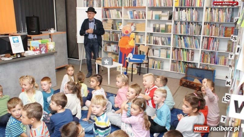 Zdjęcie w galerii na portalu naszraciborz.pl: Autor Pana Kuleczki i Wesołego Ryjka spotkał się z czytelnikami raciborskiej biblioteki wiadomości z regionu
