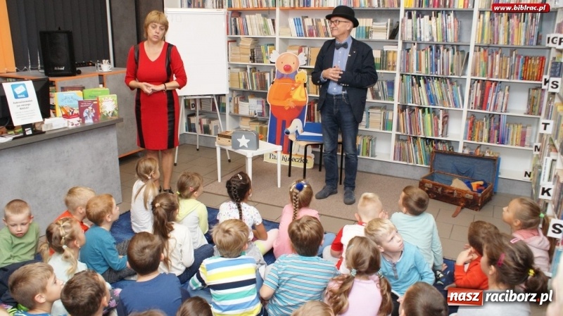 Zdjęcie w galerii na portalu naszraciborz.pl: Autor Pana Kuleczki i Wesołego Ryjka spotkał się z czytelnikami raciborskiej biblioteki wiadomości z regionu