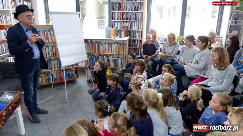 Zdjęcie w galerii na portalu naszraciborz.pl: Autor Pana Kuleczki i Wesołego Ryjka spotkał się z czytelnikami raciborskiej biblioteki wiadomości z regionu