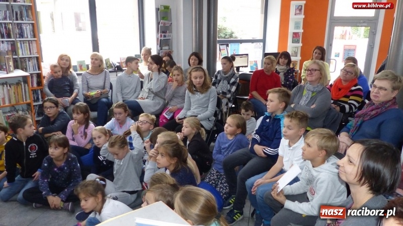 Zdjęcie w galerii na portalu naszraciborz.pl: Autor Pana Kuleczki i Wesołego Ryjka spotkał się z czytelnikami raciborskiej biblioteki wiadomości z regionu