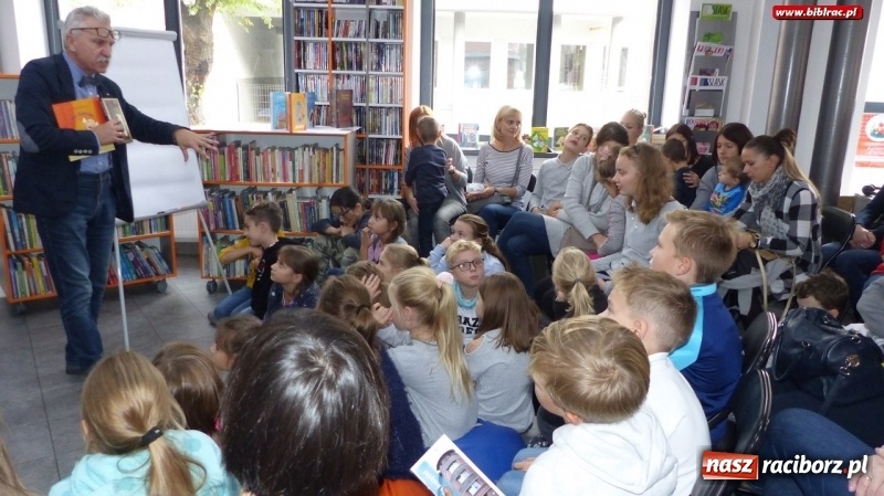 Zdjęcie w galerii na portalu naszraciborz.pl: Autor Pana Kuleczki i Wesołego Ryjka spotkał się z czytelnikami raciborskiej biblioteki wiadomości z regionu