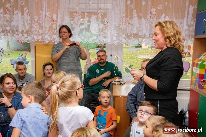 Zdjęcie w galerii na portalu naszraciborz.pl: Ślubowania, pasowanie i przywitanie w Przedszkolu nr 23  wiadomości z regionu