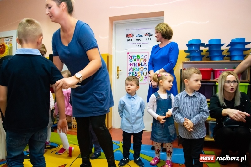 Zdjęcie w galerii na portalu naszraciborz.pl: Ślubowania, pasowanie i przywitanie w Przedszkolu nr 23  wiadomości z regionu