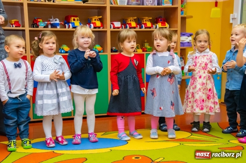 Zdjęcie w galerii na portalu naszraciborz.pl: Ślubowania, pasowanie i przywitanie w Przedszkolu nr 23  wiadomości z regionu