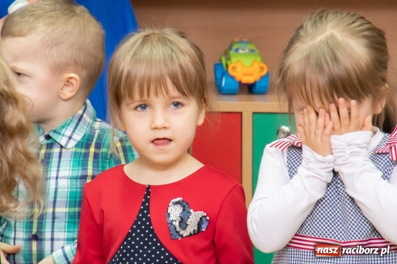 Zdjęcie w galerii na portalu naszraciborz.pl: Ślubowania, pasowanie i przywitanie w Przedszkolu nr 23  wiadomości z regionu