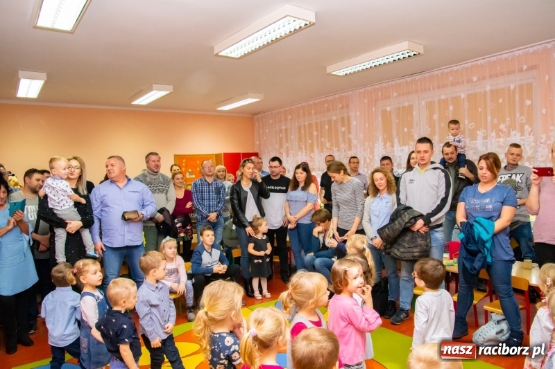 Zdjęcie w galerii na portalu naszraciborz.pl: Ślubowania, pasowanie i przywitanie w Przedszkolu nr 23  wiadomości z regionu