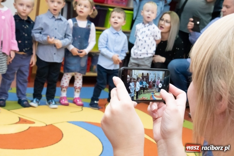 Zdjęcie w galerii na portalu naszraciborz.pl: Ślubowania, pasowanie i przywitanie w Przedszkolu nr 23  wiadomości z regionu