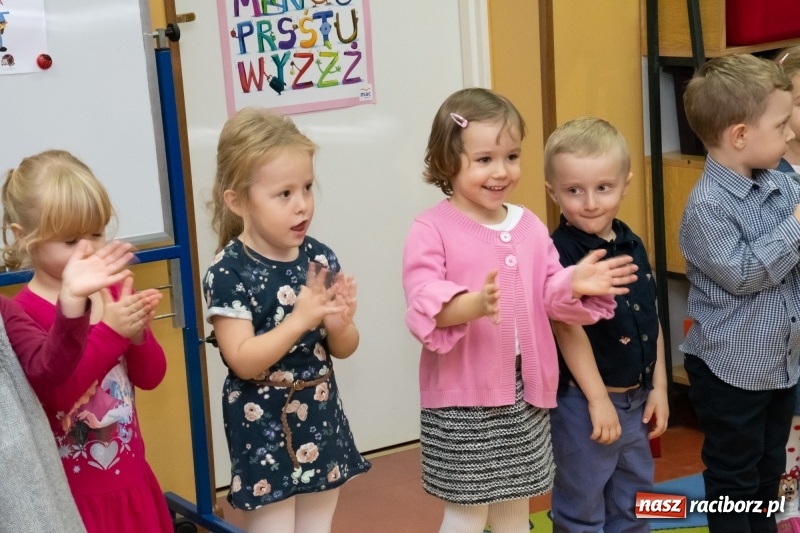Zdjęcie w galerii na portalu naszraciborz.pl: Ślubowania, pasowanie i przywitanie w Przedszkolu nr 23  wiadomości z regionu