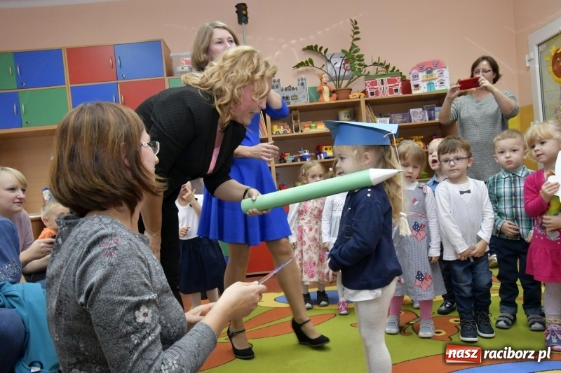 Zdjęcie w galerii na portalu naszraciborz.pl: Ślubowania, pasowanie i przywitanie w Przedszkolu nr 23  wiadomości z regionu