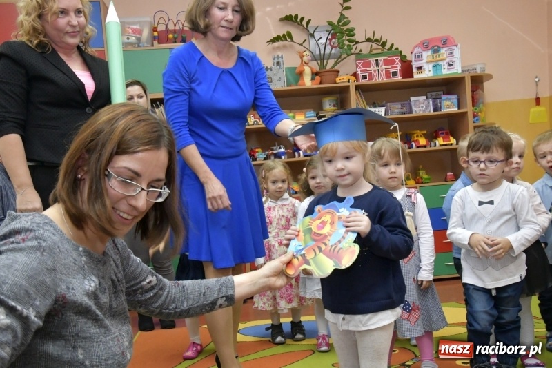 Zdjęcie w galerii na portalu naszraciborz.pl: Ślubowania, pasowanie i przywitanie w Przedszkolu nr 23  wiadomości z regionu