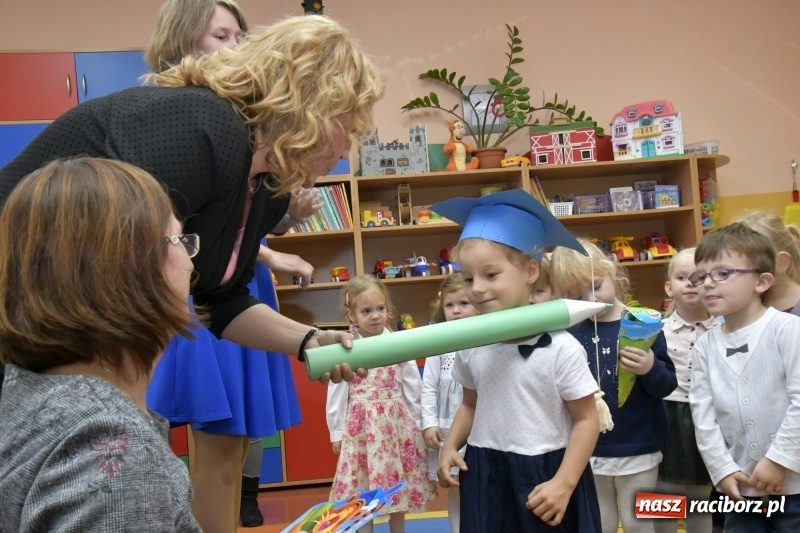 Zdjęcie w galerii na portalu naszraciborz.pl: Ślubowania, pasowanie i przywitanie w Przedszkolu nr 23  wiadomości z regionu