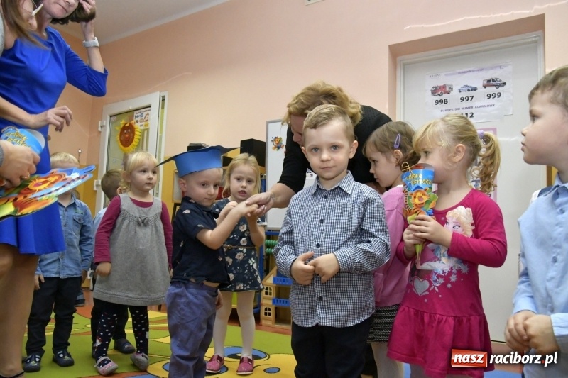 Zdjęcie w galerii na portalu naszraciborz.pl: Ślubowania, pasowanie i przywitanie w Przedszkolu nr 23  wiadomości z regionu