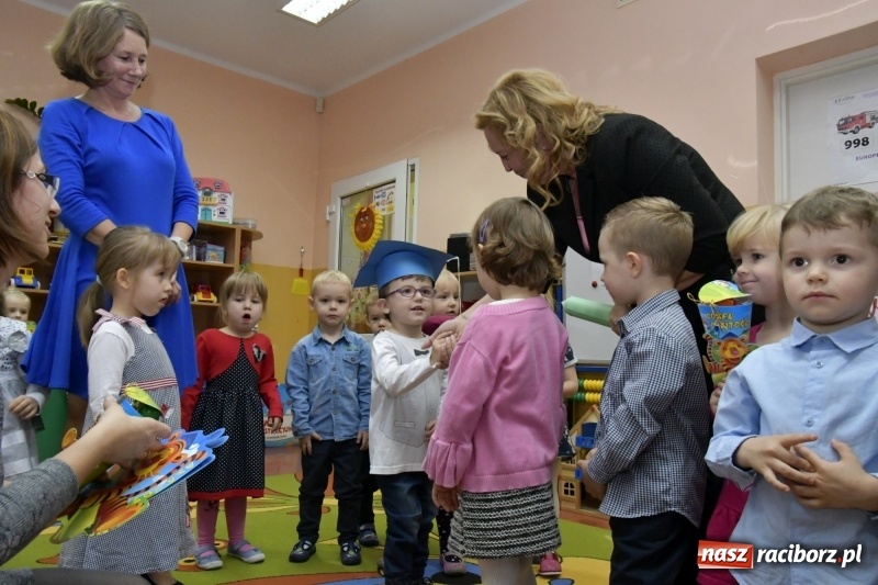 Zdjęcie w galerii na portalu naszraciborz.pl: Ślubowania, pasowanie i przywitanie w Przedszkolu nr 23  wiadomości z regionu