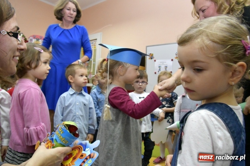 Zdjęcie w galerii na portalu naszraciborz.pl: Ślubowania, pasowanie i przywitanie w Przedszkolu nr 23  wiadomości z regionu