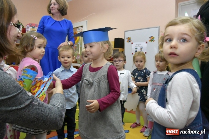 Zdjęcie w galerii na portalu naszraciborz.pl: Ślubowania, pasowanie i przywitanie w Przedszkolu nr 23  wiadomości z regionu