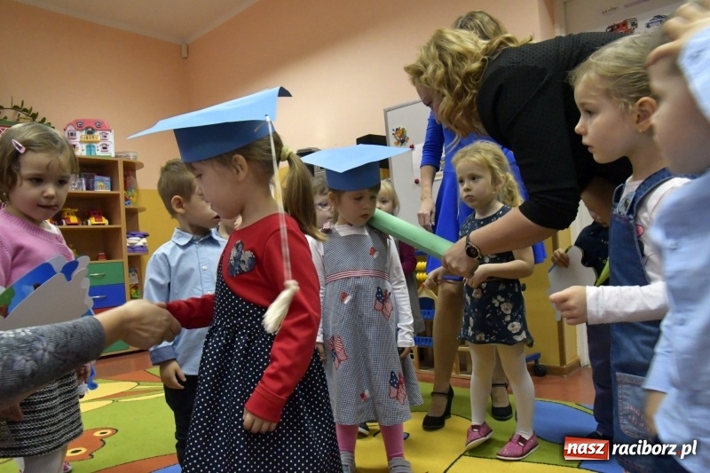 Zdjęcie w galerii na portalu naszraciborz.pl: Ślubowania, pasowanie i przywitanie w Przedszkolu nr 23  wiadomości z regionu
