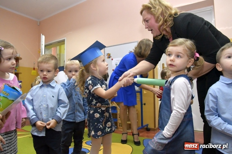 Zdjęcie w galerii na portalu naszraciborz.pl: Ślubowania, pasowanie i przywitanie w Przedszkolu nr 23  wiadomości z regionu