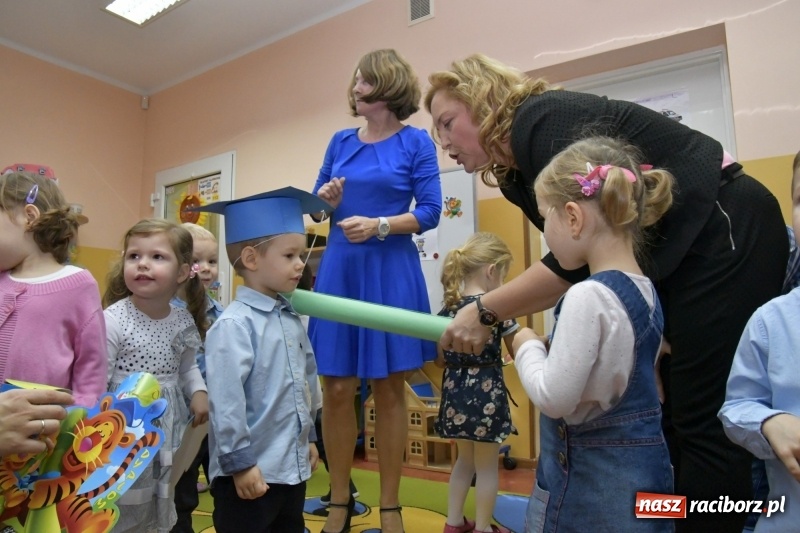 Zdjęcie w galerii na portalu naszraciborz.pl: Ślubowania, pasowanie i przywitanie w Przedszkolu nr 23  wiadomości z regionu