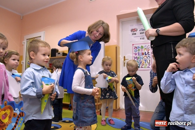 Zdjęcie w galerii na portalu naszraciborz.pl: Ślubowania, pasowanie i przywitanie w Przedszkolu nr 23  wiadomości z regionu