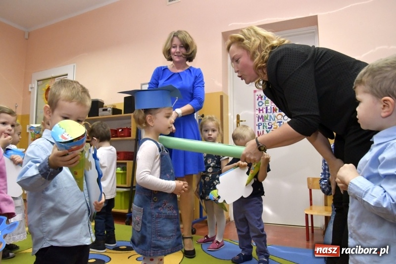 Zdjęcie w galerii na portalu naszraciborz.pl: Ślubowania, pasowanie i przywitanie w Przedszkolu nr 23  wiadomości z regionu